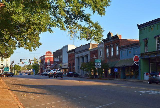 640px-courthouse-square-canton-mississippi.jpg